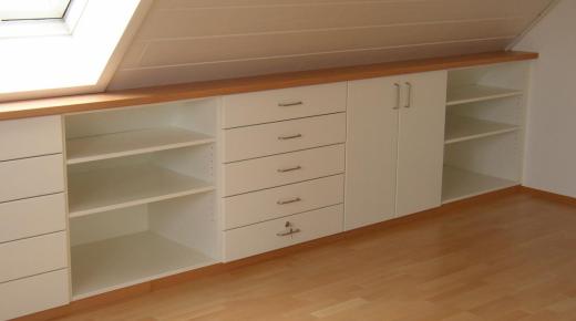 Regal unter Dachschräge in weiß