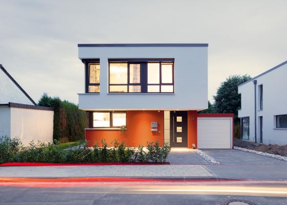 Neubau mit Aktionshaustür aus Aluminium von PaX