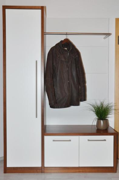 Garderobe aus Holz mit weißen Türen