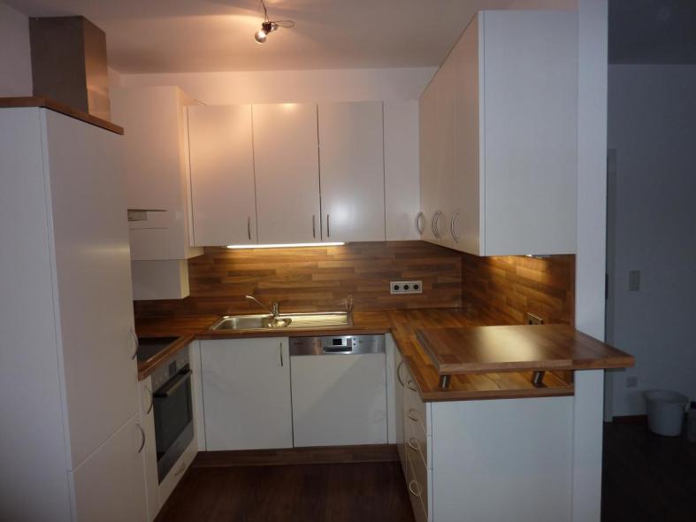Küche in weiß mit Holz-Arbeitsplatte