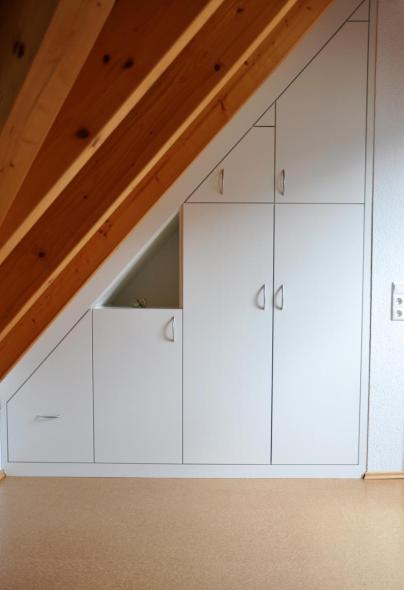 Kleiderschrank unter der Dachschräge in weiß