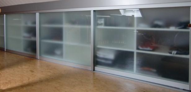 Schrank unter Dachschräge mit Milchglas-Türen