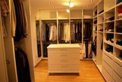 Begehbarer Kleiderschrank in weiß