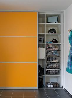 Kleiderschrank mit orangener Gleittür